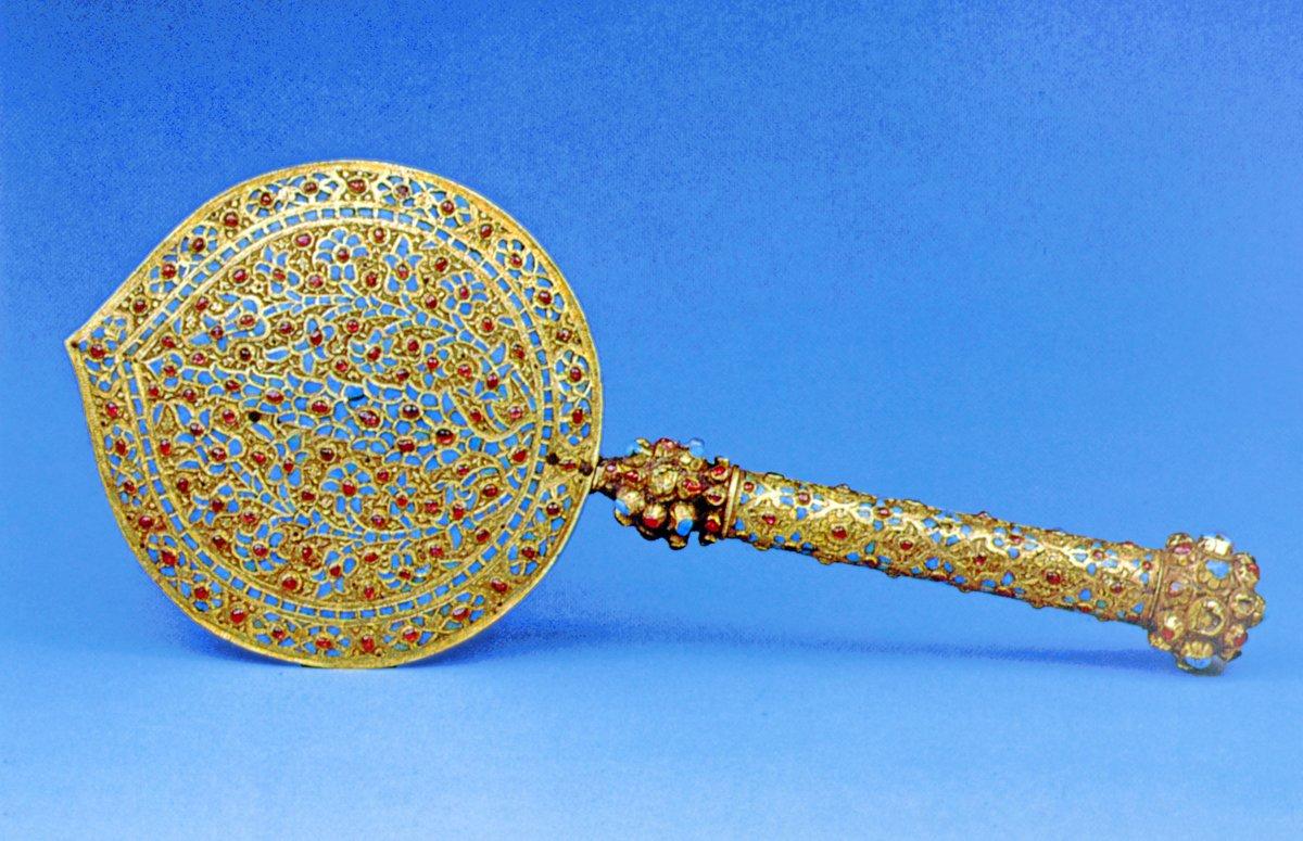 XVI. yüzyıla ait altın kaplama murassa‘ Osmanlı aynası (TSM, Envanter nr. 1794)