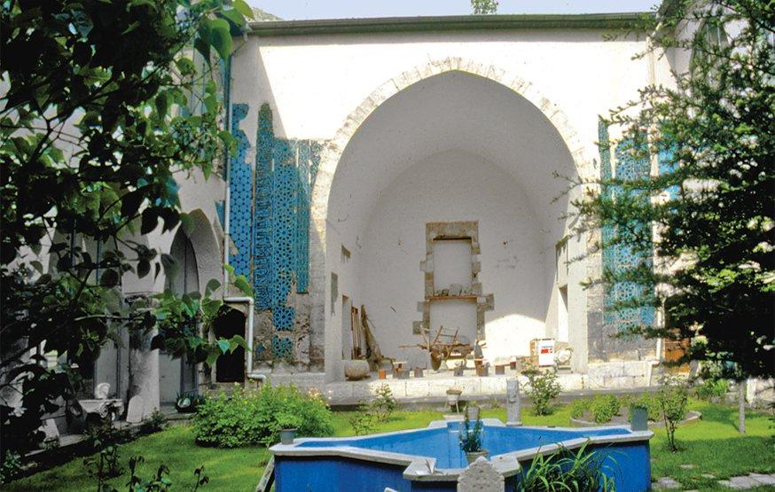 Gökmedrese’nin çini süslemeli ana eyvanı