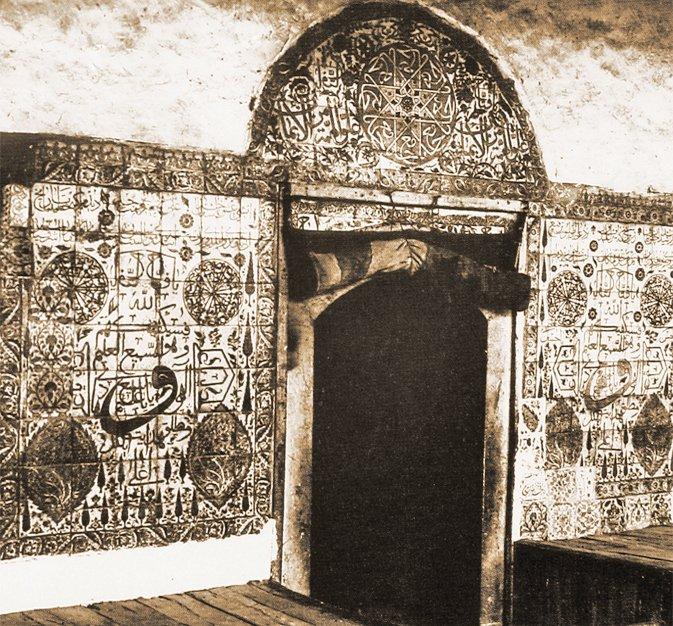 Eşrefoğlu Rûmî Camii’nin son cemaat yeri duvarının eski bir fotoğrafı (OA, III, lv. XII-6)