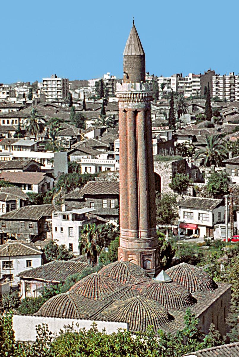 Hamîdoğulları dönemine ait Yivli Minare Camii (minaresi Selçuklu dönemine aittir) – Antalya