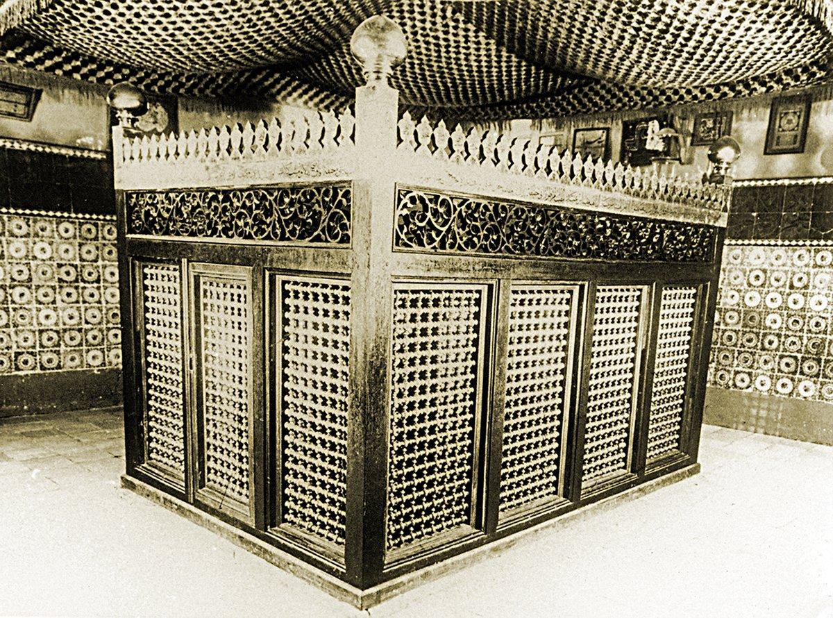 İmâm-ı Âzam Ebû Hanîfe’nin türbesi içindeki sandukası – Bağdat/Irak