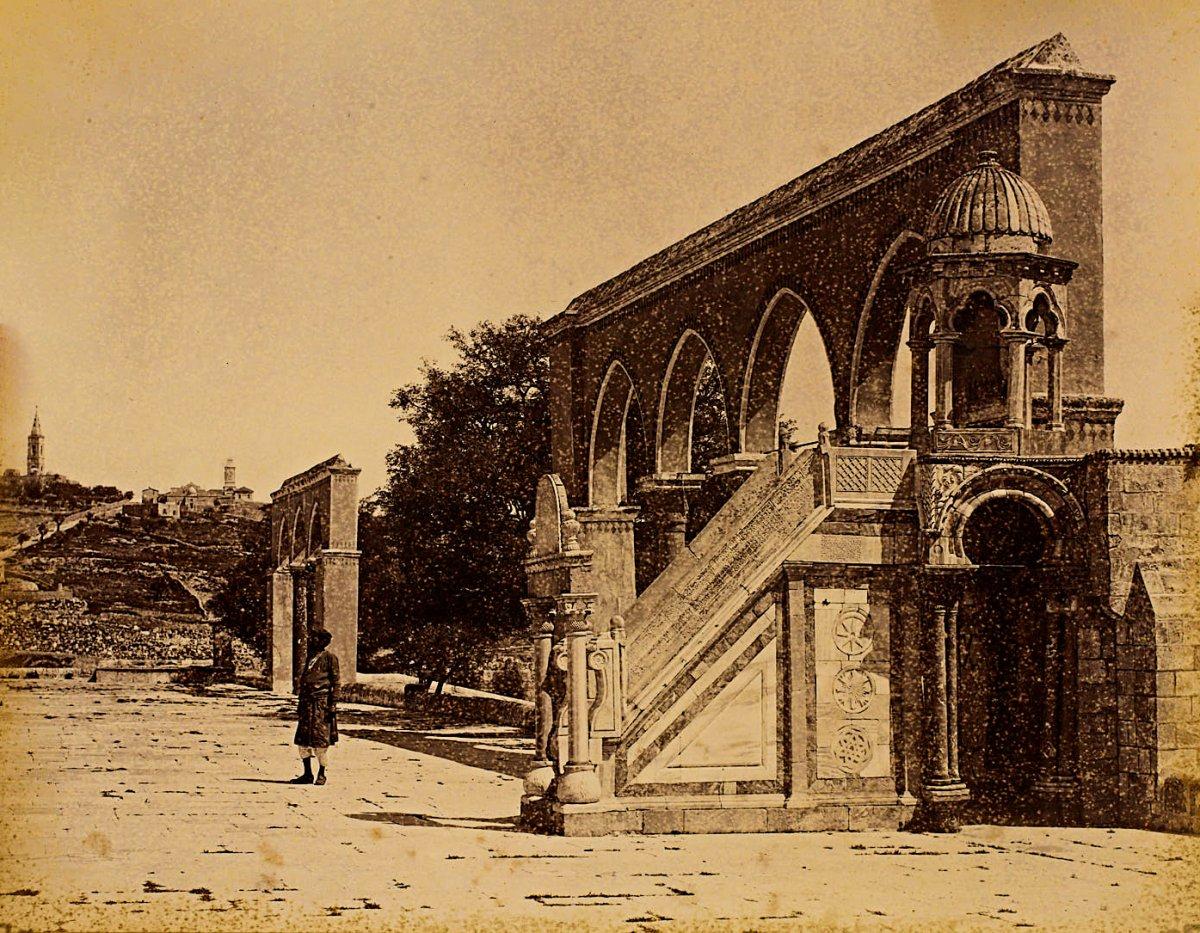Kubbetü’s-sahre’nin avlusundaki mihrap ve minber (İÜNEK, II. Abdülhamid Han Fotoğraf Albümleri,nr. 90504/11)