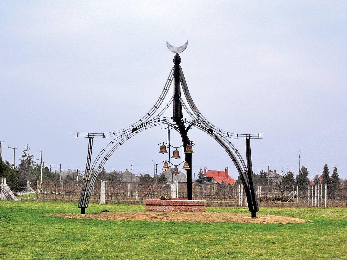 Zitvatorok Antlaşması anısına dikilen âbide – Zitova/Slovakya