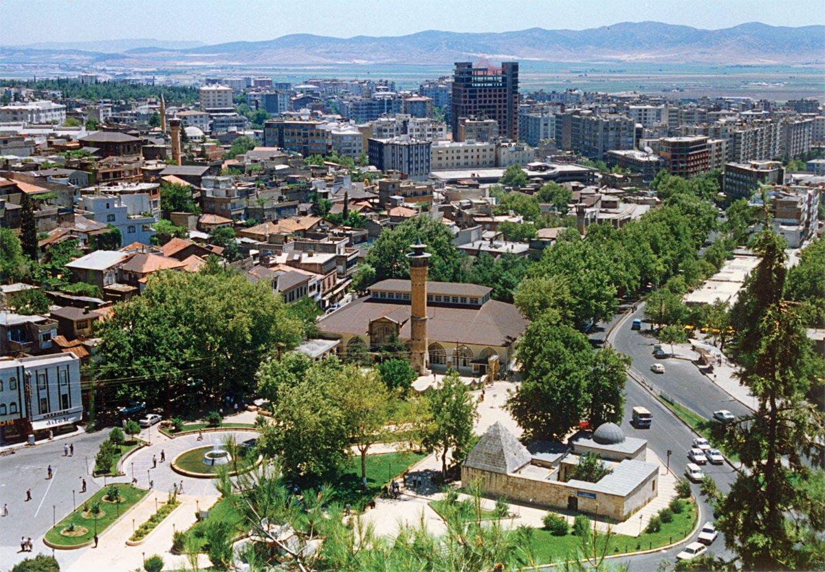Kahramanmaraş Ulucamii ve Taşmedrese ile arka planda şehrin modern kesiminden bir görünüş
