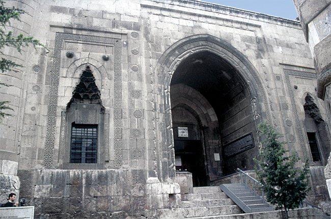Gökmedrese Camii’nin kuzey (giriş) cephesi