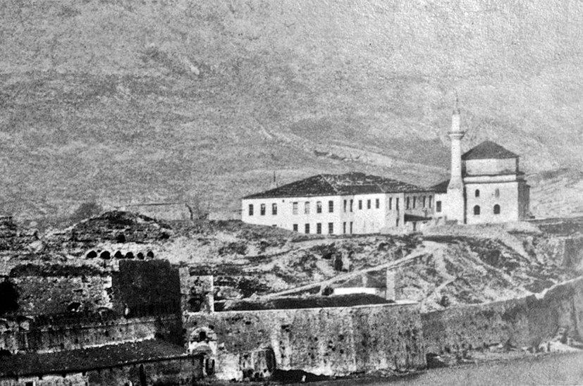 Yanya’da Arslan Paşa Camii ve çevresini gösteren XIX. yüzyıl sonuna ait bir fotoğraf(İÜ Ktp., Albüm, nr. 91104)