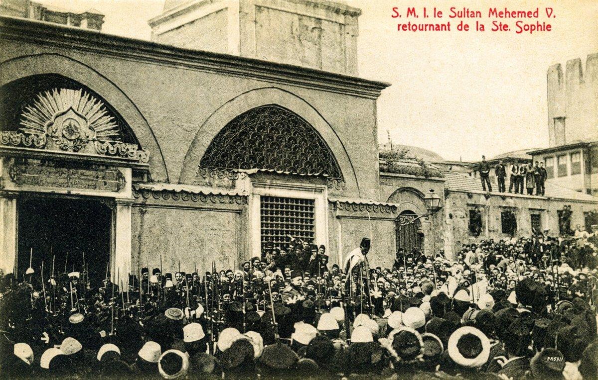 Sultan Mehmed Reşad’ın Ayasofya Camii önündeki bir cuma selâmlığını gösteren fotoğraf(K. Yusuf Ünal koleksiyonu)