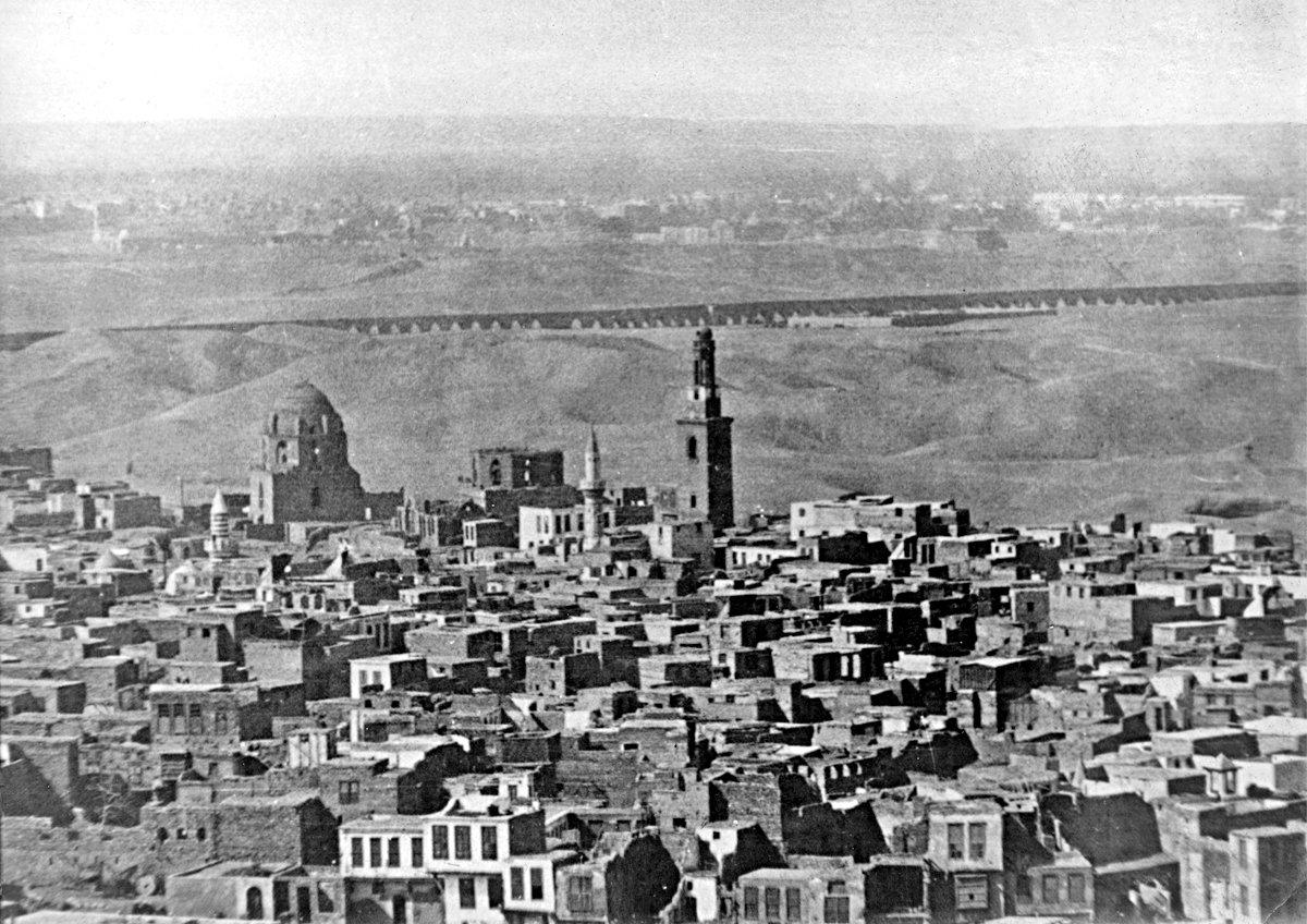 Seyyide Nefîse’nin meşhedinin XIX. yüzyıldaki durumunu gösteren bir fotoğraf (J. M. Rogers fotoğraf arşivi)
