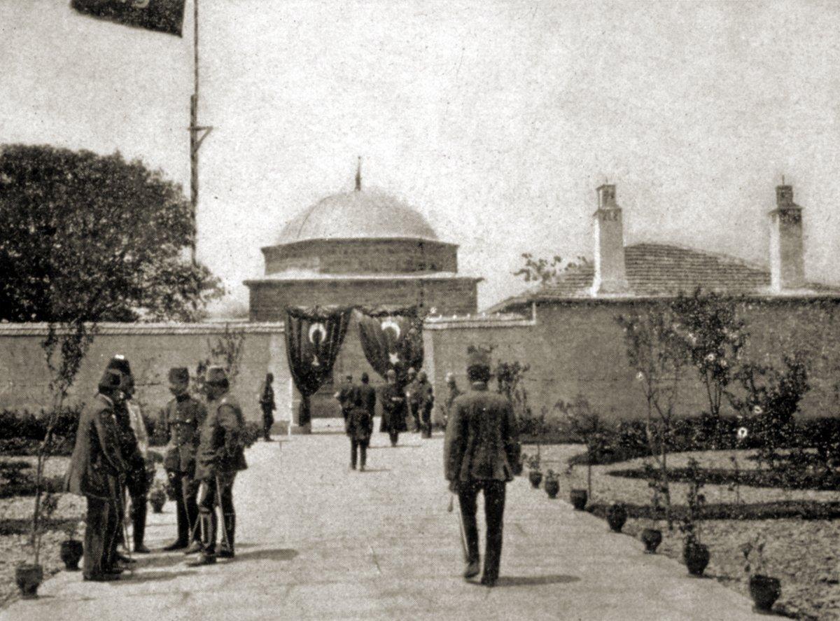 Sultan Mehmed Reşad’ın Rumeli seyahati sırasında Hudâvendigâr Meşhedi’ni gösteren fotoğraf (Resimli Kitab, V/30 [1327], s. 516)