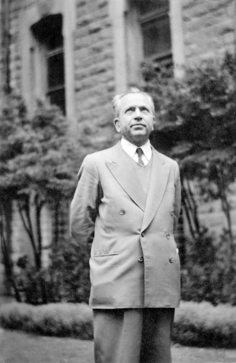 Nurettin Topçu lise talebesi olduğuve uzun yıllar muallimlik yaptığıİstanbul Erkek Lisesi’nin avlusunda