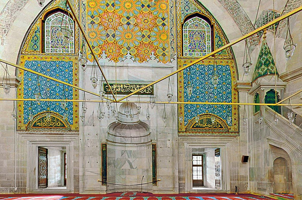 Üç Şerefeli Cami’nin mihrap duvarından bir görünüş