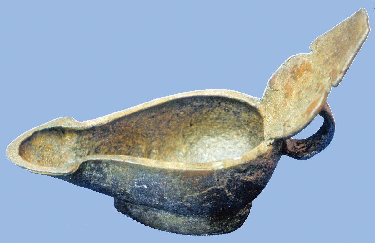 Arap yarımadasında Fav karyesinde yapılan kazılarda bulunan bronz kandil (Ḳaryetü’l-Fâv, s. 92, rs. 1)