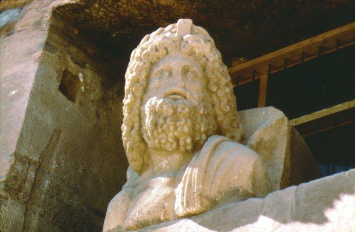 Petra’da Nabatîler dönemine ait bir insan heykelinin baş kısmı