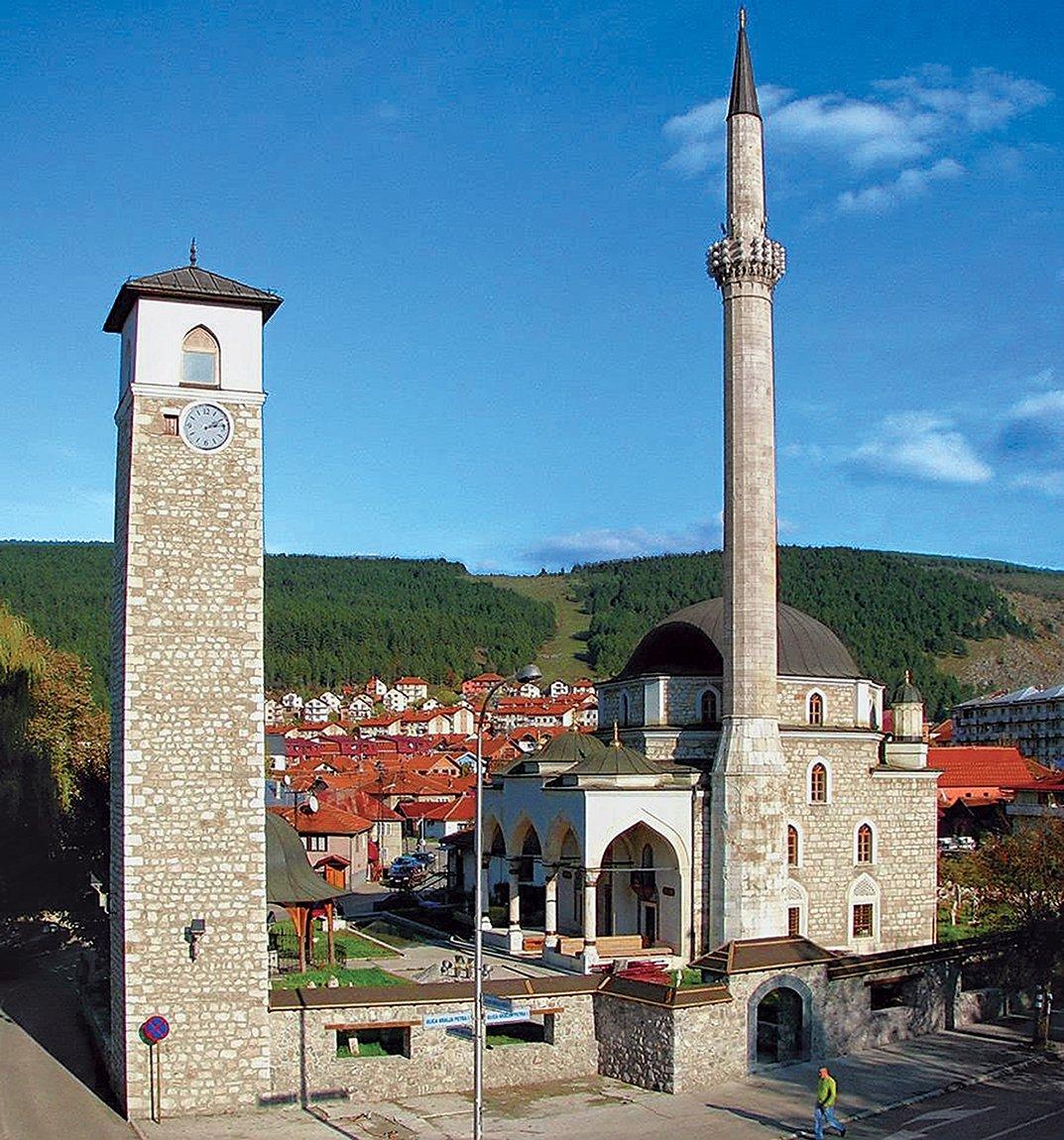 Taşlıca’da Hüseyin Paşa Camii ile saat kulesi