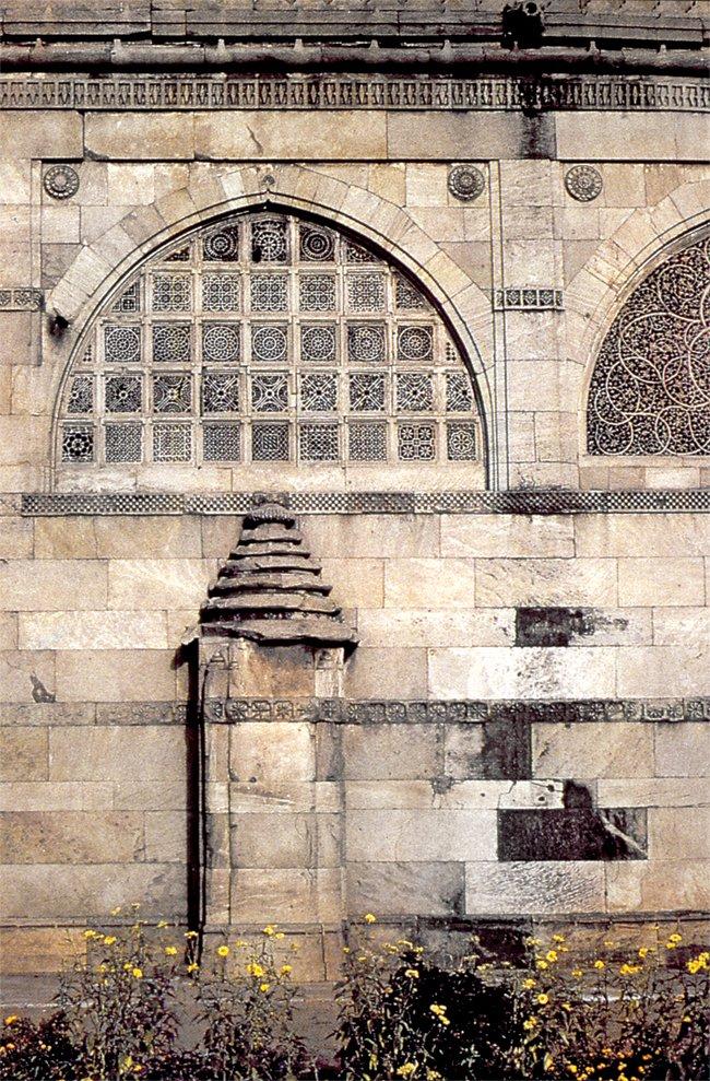 Gucerât eyaletinin en önemli şehri olan Ahmedâbâd’daki XVI. yüzyıla ait Sîdî Seyyid Camii’nin batı cephesinden bir detay – Hindistan