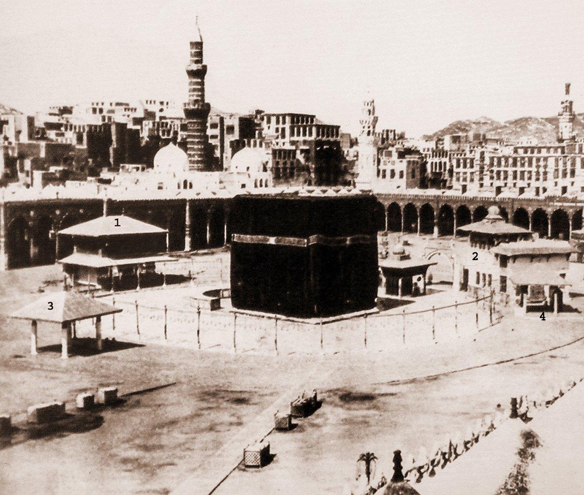 Kâbe’nin çevresindeki mezhep imamlarına ait günümüze ulaşmayan makamlar: 1- Hanefî makamı. 2- Şâfiî makamı. 3- Mâlikî makamı. 4- Hanbelî makamı