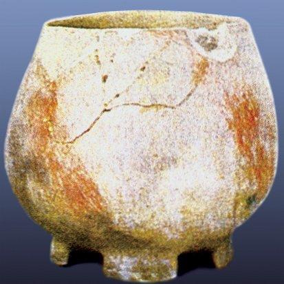 Çatalhöyük’te bulunmuş milâttan önce 7700 yılına tarihlenen üç ayaklı bir kap(Ankara Anadolu Medeniyetleri Müzesi)