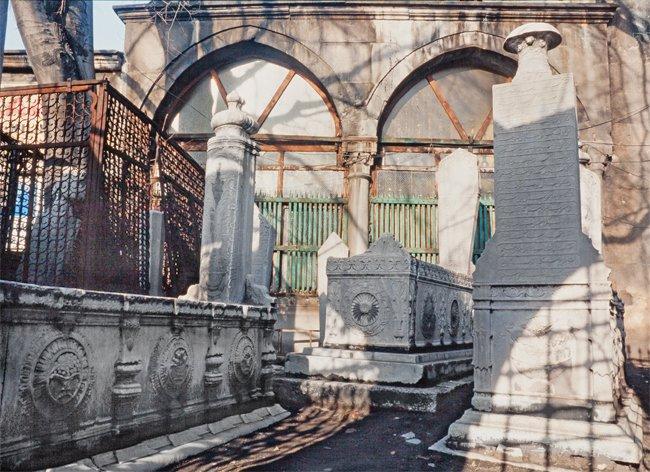 Çorlulu Ali Paşa Külliyesi’nin dershane ile hazîresinden bir bölüm