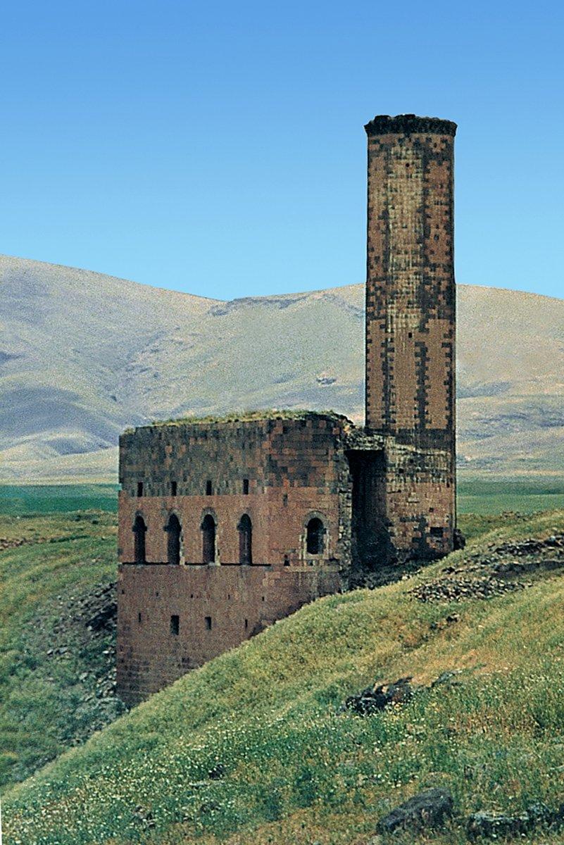 Ocaklı köyü yakınındaki Ani harabelerindeMenûçihr Camii – Kars