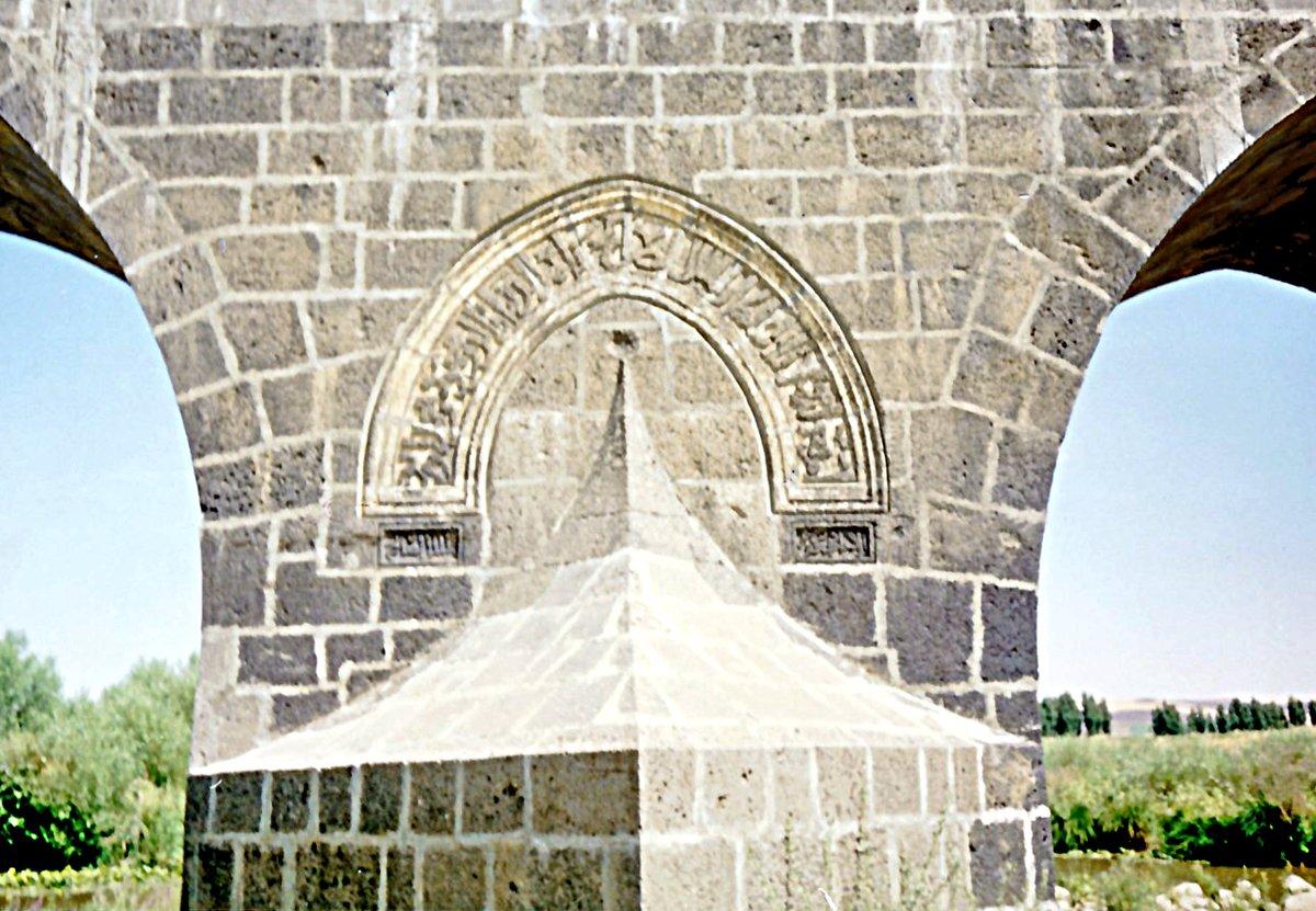 Devegeçidi Köprüsü’nün sel yaranı üzerindeki kemerin içinde yer alan kitâbe