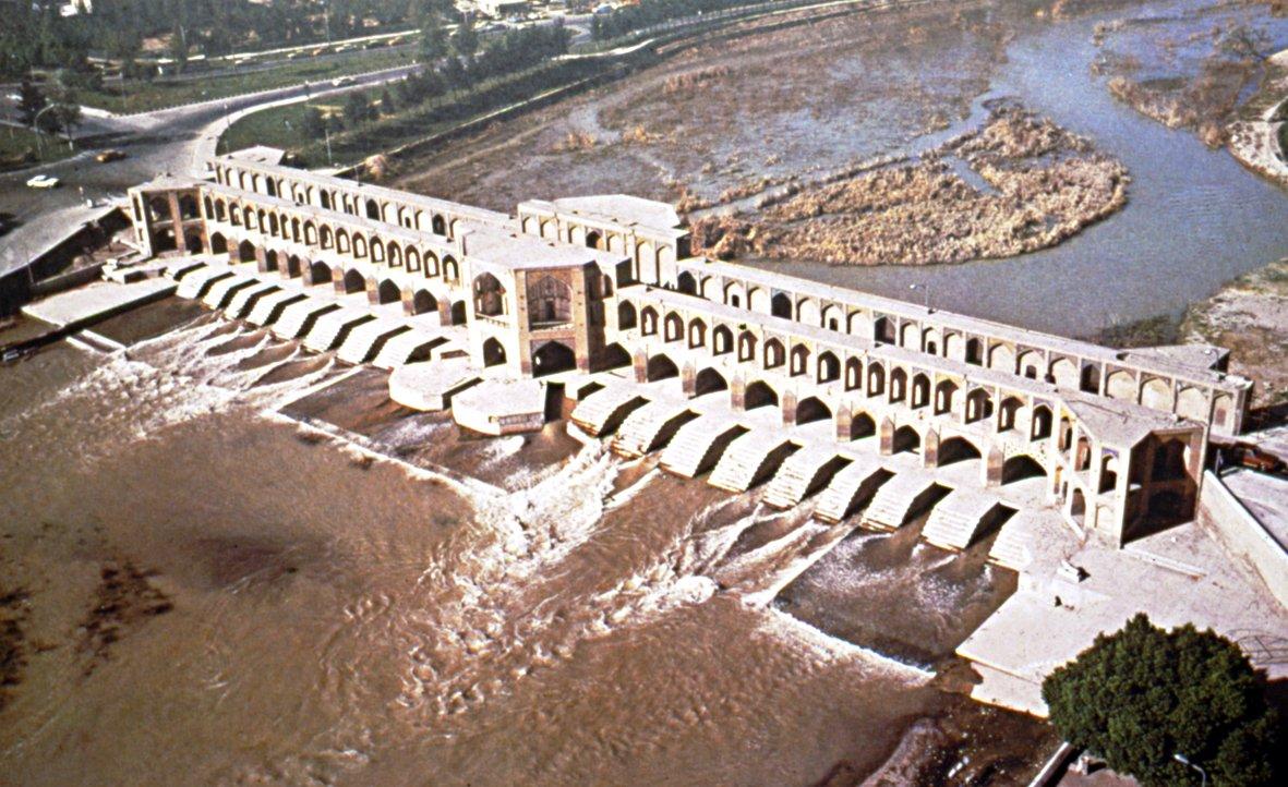 Üzeri bir köprü şeklinde düzenlenmiş olan XVII. yüzyıl ortasına ait Bend-i Hâcû – İsfahan/İran