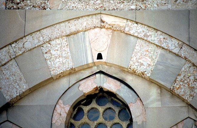 Kanûnî Türbesi’nin giriş cephesindeki kemerin kilit taşına yerleştirilen ve Hacerülesved parçası olduğu rivayet edilen siyah taş – Süleymaniye/İstanbul