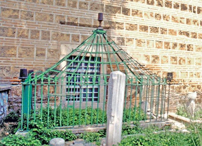 Çandarlı Mahmud Çelebi’nin kendi adıyla anılan camii hazîresindeki mezarı