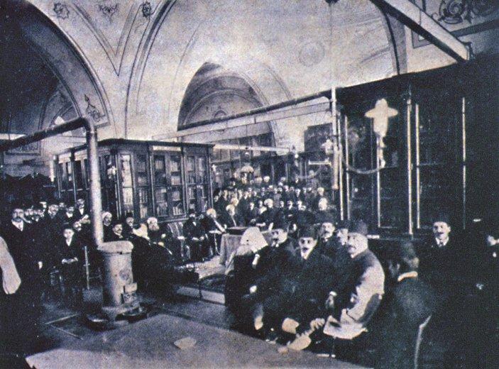 Yeni Muhîtü’l-maârif Cemiyeti üyelerinin Beyazıt Devlet Kütüphanesi’ndeki toplantısından bir görünüş