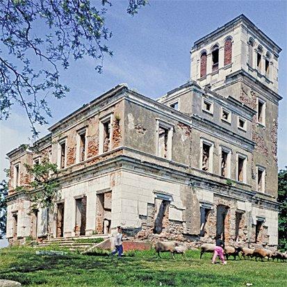 Dış görünüşü şato mimarisini andıran Hekimbaşı Köşkü – Ümraniye/İstanbul