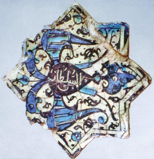 Beyşehir Kubâdâbâd Sarayı’ndançift başlı kartal örnekli çini(Konya Çini Eserleri Müzesi, Teşhir, nr. 1143)