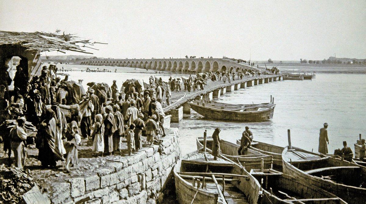 Musul Köprüsü’nden geçen deve kafilesini gösteren XIX. yüzyıl başlarına ait bir fotoğraf (İÜ Ktp., Albüm, nr. 90573)