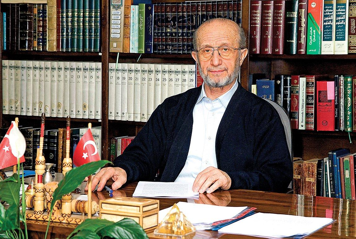 Bekir Topaloğlu İSAM’daki çalışma odasında