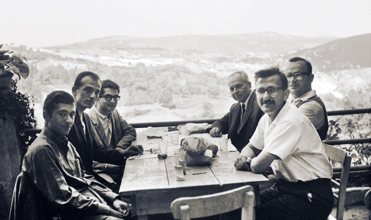 Nurettin Topçu bazı öğrencileri ile Hünkâr Suyu’nda (Ağustos 1966) (Dergâh Yayınları Arşivi)