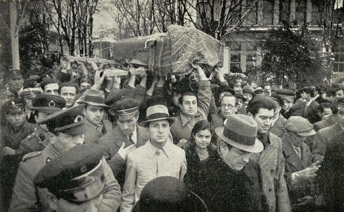 Mehmed Âkif’in tabutu üniversite gençliğinin omuzlarında (M. Ruyan Soydan koleksiyonu)