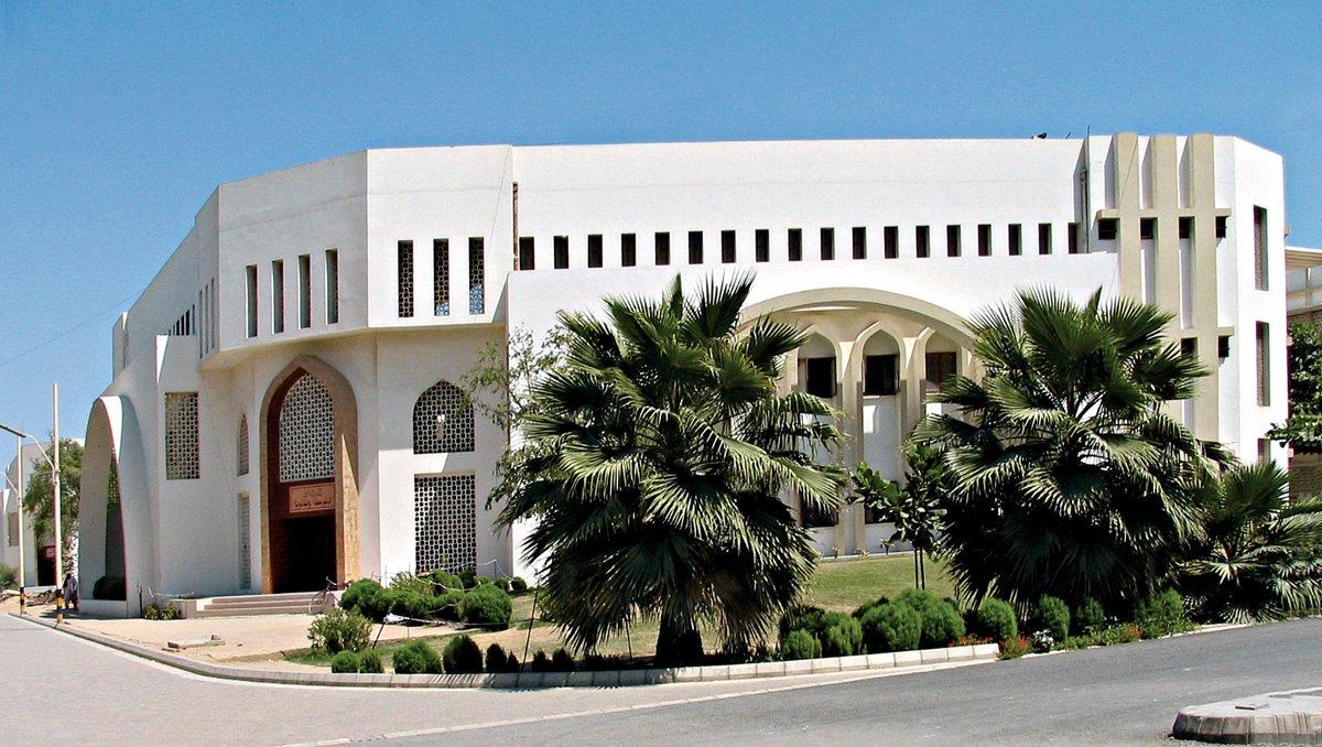 Muhammed Şefî‘ Diyûbendî’nin kurduğu Dârülulûm-i Karaçî’nin Korangi Kampüsü’nden bir görünüş