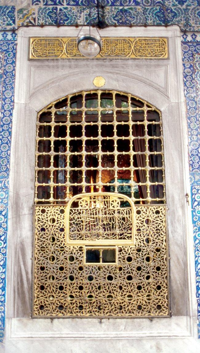 Eyüp Sultan Türbesi’nin hâcet penceresi