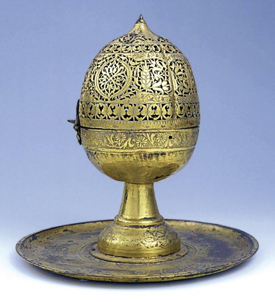 Türk ve İslâm Eserleri Müzesi’nde sergilenen maden işi eserlerden bronz buhurdan (Envanter nr. 12)