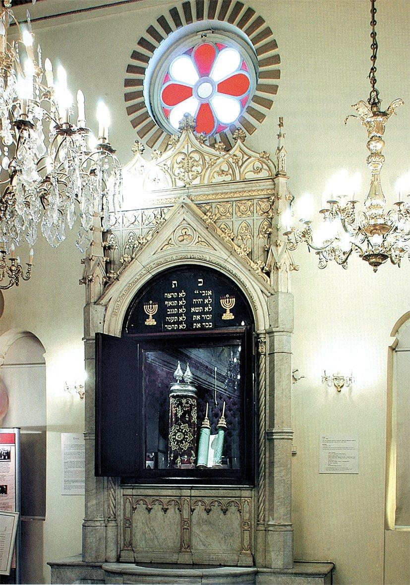 Sinagoglarda Sefer Toralar’ın (Tevrat rulosu) korunduğu Ehal bölümü