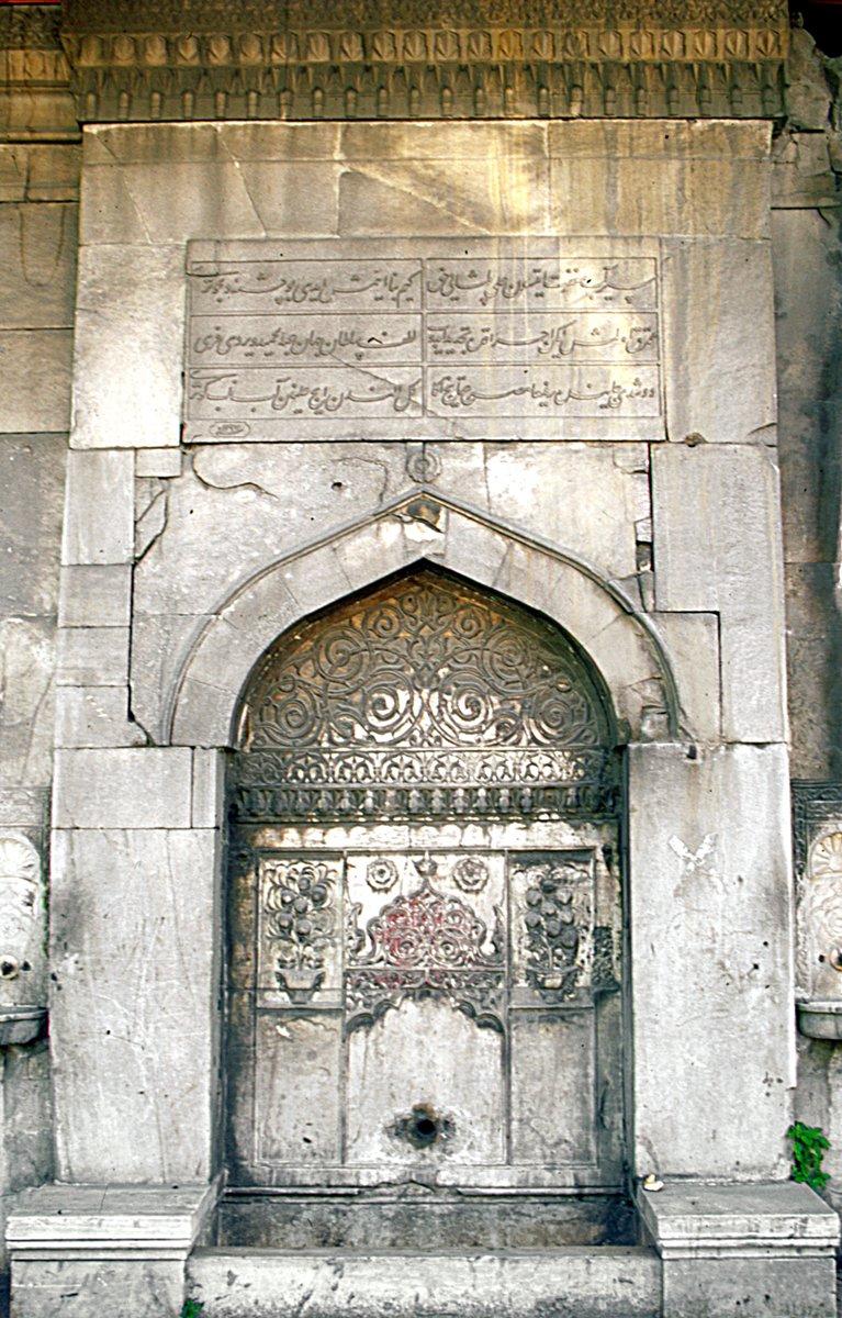 Hekimoğlu Ali Paşa Külliyesi’nin avlu duvarındaki çeşmesi