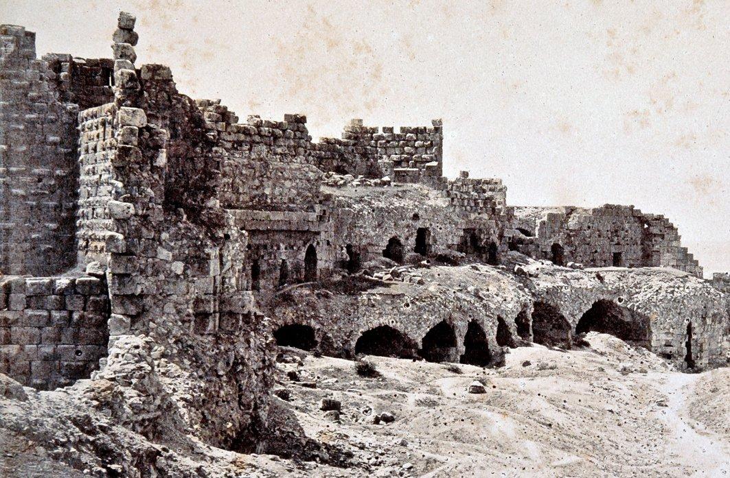 XX. yüzyıl başında Birecik Kalesi’nin kalıntılarını gösteren bir fotoğraf (İÜ Ktp., Albüm, nr. 90434)