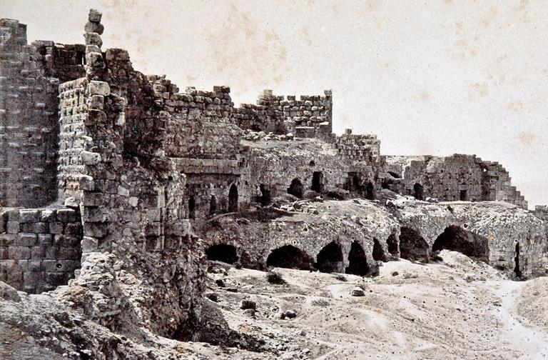 XX. yüzyıl başında Birecik Kalesi’nin kalıntılarını gösteren bir fotoğraf (İÜ Ktp., Albüm, nr. 90434)