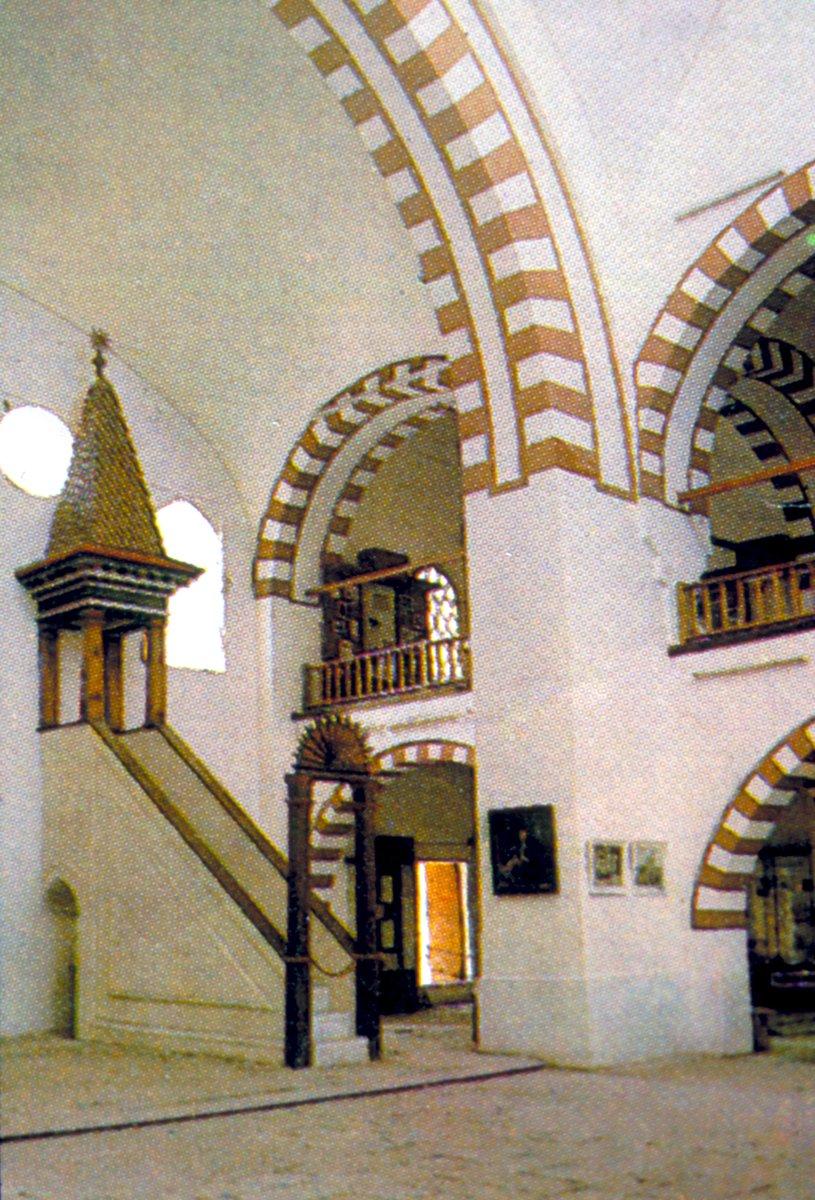 Han Camii’nin içinden bir görünüş