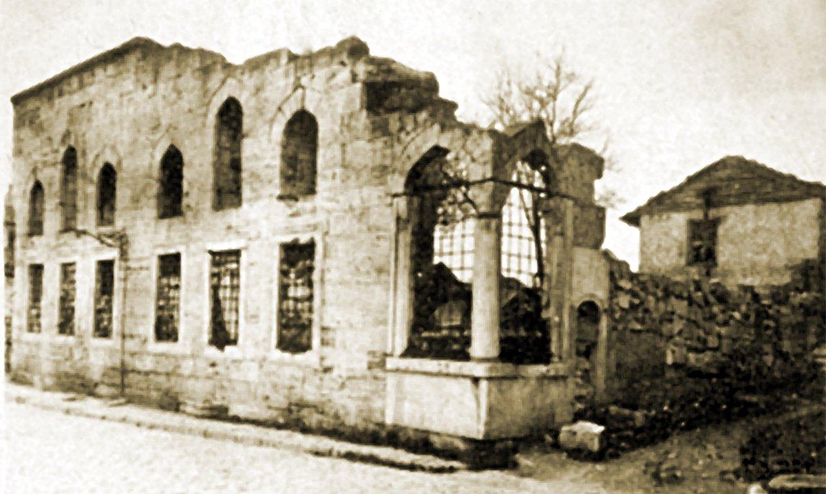 Efdalzâde Sebili ve Keskin Dede Mescidi’nin yıkılmadan önce çekilmiş bir fotoğrafı (Fâtih Câmileri, s. 151)