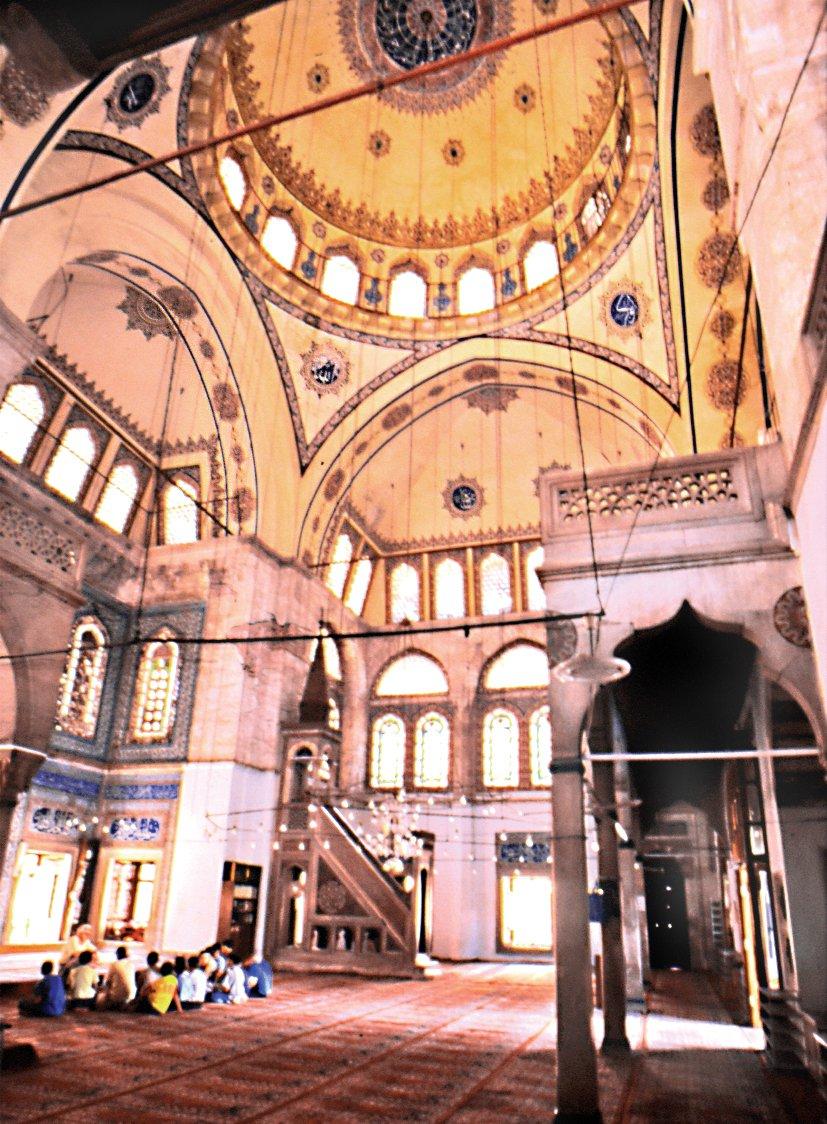 Manisa Murâdiye Camii’nin içinden bir görünüş