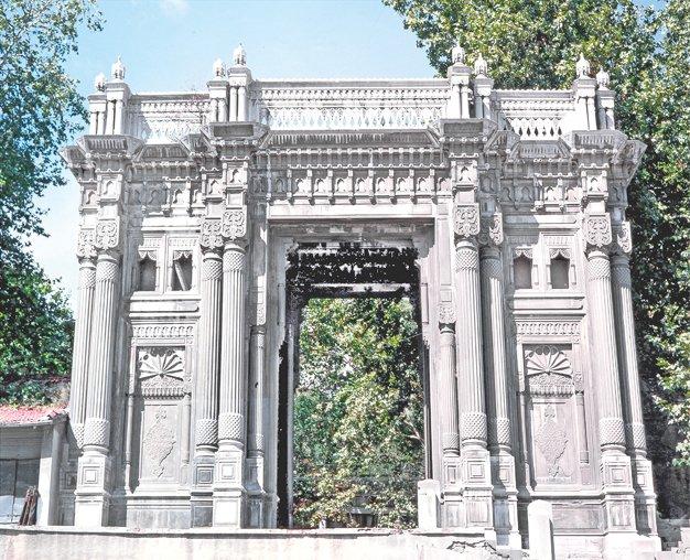 Yeni Çırağan Sahilsarayı’nınkara tarafındaki saltanat kapısı