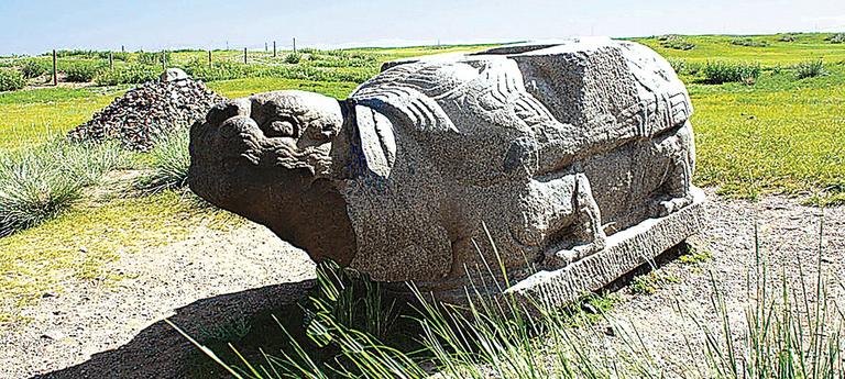 Karakorum ören yerinde kaplumbağa şeklindeki taş kaidelerden biri