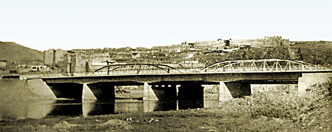 Ardahan Kalesi ve Kura nehri üzerindeki köprü