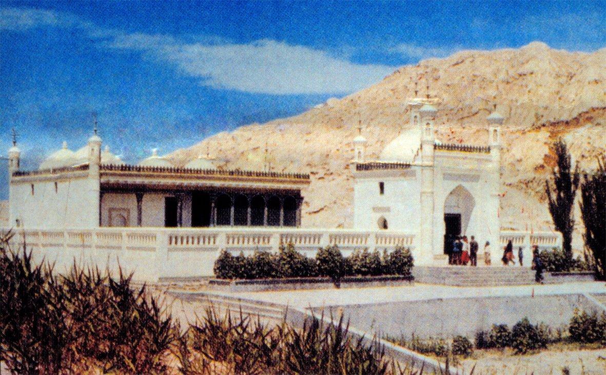 Kâşgarlı Mahmud’un Kâşgar Opal’deki türbesi