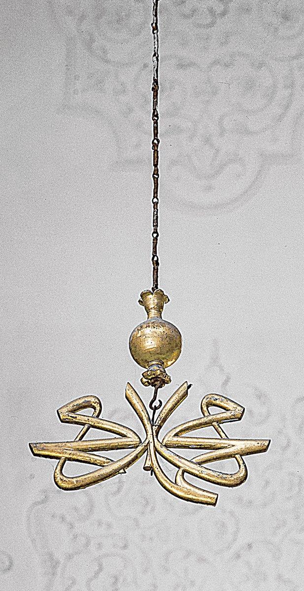 Ayasofya Kütüphanesi’nin, üzerinde müsennâ “Muhammed” yazısı olan askısı