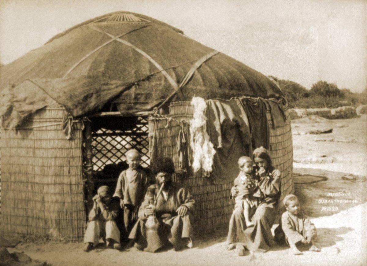 XX. yüzyıl başlarında Aşkābâd yöresinden bir Türkmen ailesi fotoğrafı (İÜ Ktp., Albüm, nr. 91355)